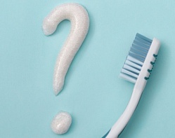 Чистить или не чистить  зубы у стоматолога?